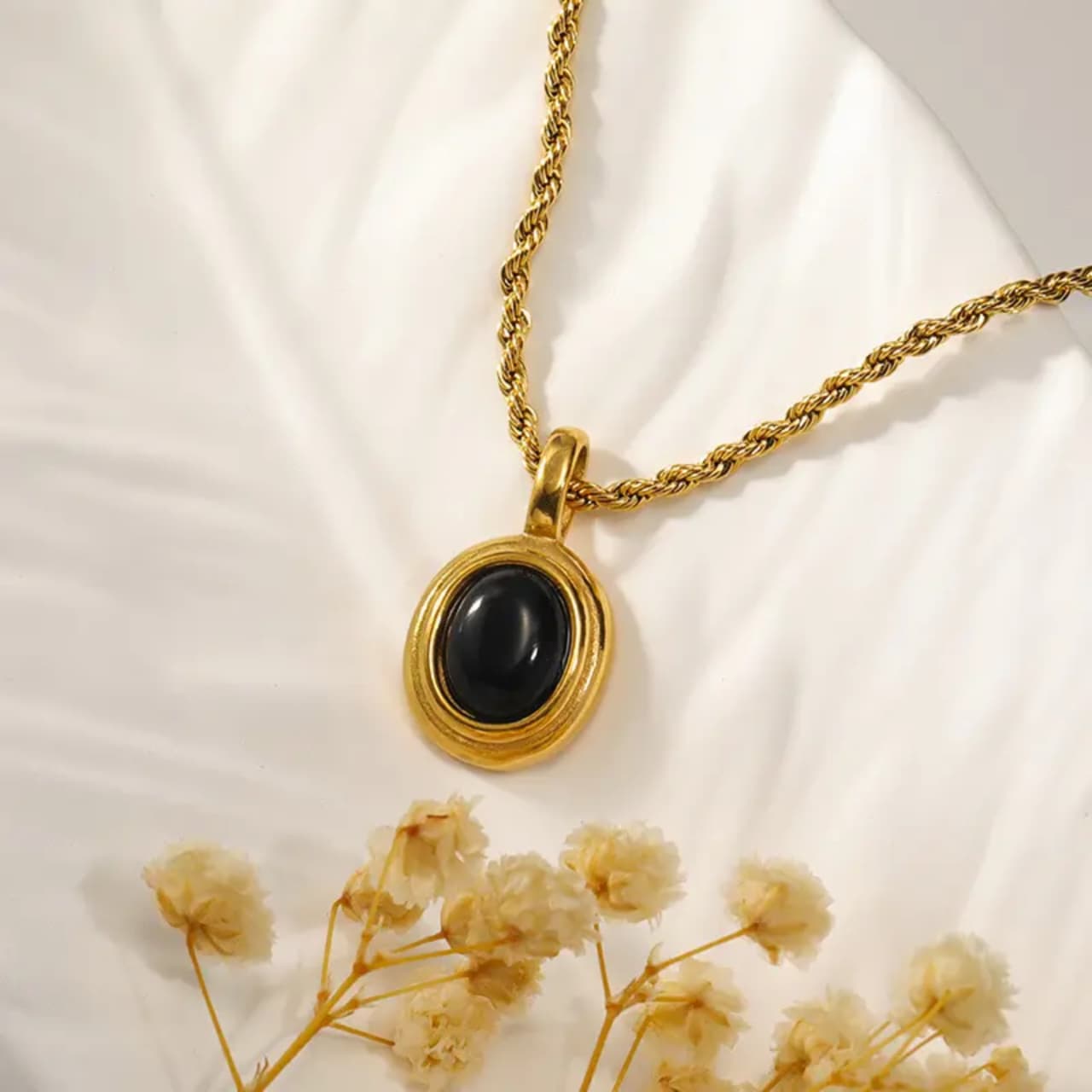 Noira Pendant